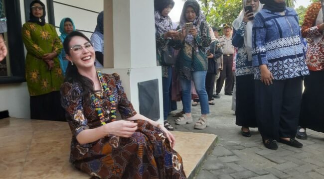 Di teras rumah produksi manik manik Beafs Flower, milik Kadrs Plumbon Gambang, Arumi Bachin menunjukkan gaya humble duduk di lantai pasang sepatu, Selada, 20 Oktober 2026. Foto: swarajombang.com/priyo s