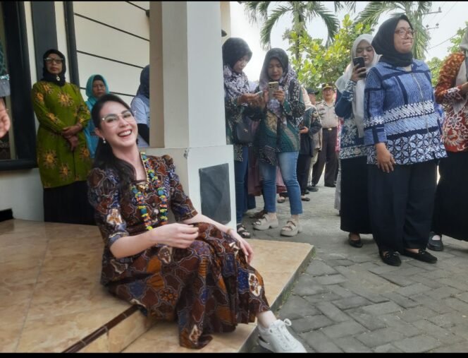 
					Di teras rumah produksi manik manik Beafs Flower, milik Kadrs Plumbon Gambang, Arumi Bachin menunjukkan gaya humble duduk di lantai pasang sepatu, Selada, 20 Oktober 2026. Foto: swarajombang.com/priyo s