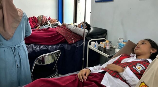 Suadan riuh saat sekitar 100 siswa SDN Kalijaga Virebon, Jawa Barat, keracunan MBG, Selasa, 20 Oktober 2026. Foto: ist