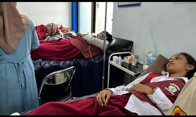 
					Suadan riuh saat sekitar 100 siswa SDN Kalijaga Virebon, Jawa Barat, keracunan MBG, Selasa, 20 Oktober 2026. Foto: ist