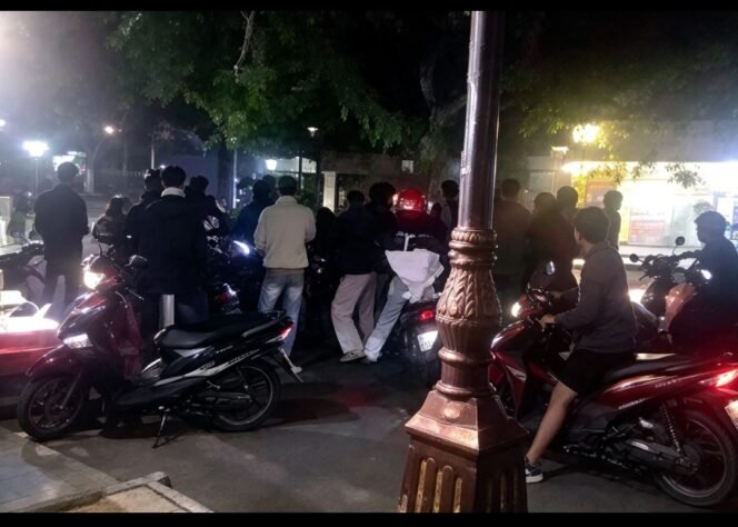 
					Aparat Polres Mojokerto berhasil meringkus 21 orang, terduga pelaku.penggeroyokan massal di area angkringan Jl. Empu Nala. Foto: ist