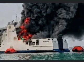 SAR gabungan berhasil mengevakuasi 460 orang  yang berada di atas kapal KM.Batumandi yang terbakar di selat Sunda, Selasa, 20 Oktober 2026. Foto: ist