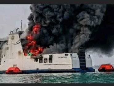 SAR gabungan berhasil mengevakuasi 460 orang  yang berada di atas kapal KM.Batumandi yang terbakar di selat Sunda, Selasa, 20 Oktober 2026. Foto: ist