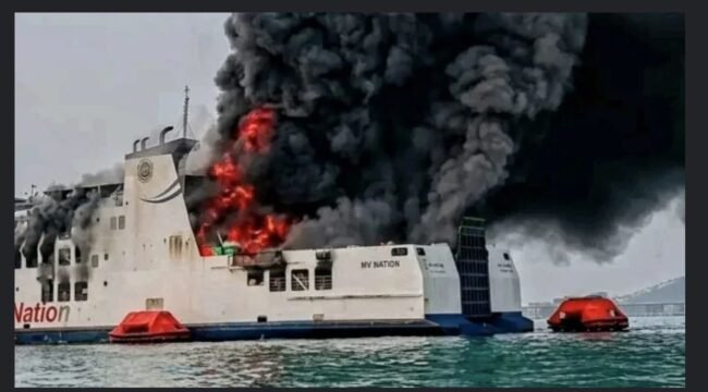 SAR gabungan berhasil mengevakuasi 460 orang  yang berada di atas kapal KM.Batumandi yang terbakar di selat Sunda, Selasa, 20 Oktober 2026. Foto: ist