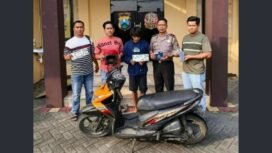 Petugas Polsek Perak, Jombang, berbekal CCTV dari Musala berhasil ringkus tersangka, Selasa, 20 Oktober 2026. Foto: ist