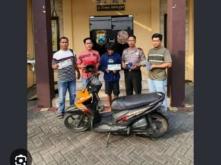 Petugas Polsek Perak, Jombang, berbekal CCTV dari Musala berhasil ringkus tersangka, Selasa, 20 Oktober 2026. Foto: ist