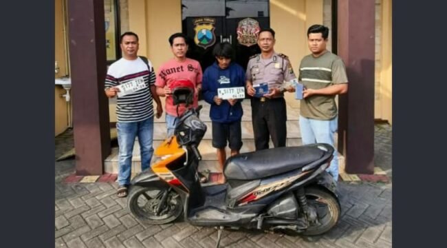 Petugas Polsek Perak, Jombang, berbekal CCTV dari Musala berhasil ringkus tersangka, Selasa, 20 Oktober 2026. Foto: ist