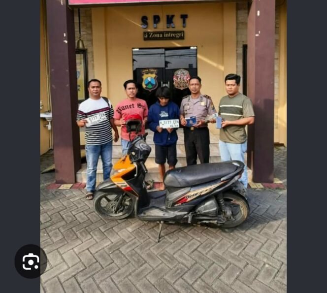 
					Petugas Polsek Perak, Jombang, berbekal CCTV dari Musala berhasil ringkus tersangka, Selasa, 20 Oktober 2026. Foto: ist