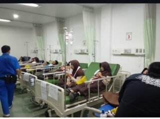 Keracunan makanan MBG belum berhenti, kini 103 siswa SMPN2 Cisarua, Bogor, diangkut ke RS Paru untuk mendapat pengobatan, Rabu 21 Oktober 2026. Foto: ist
