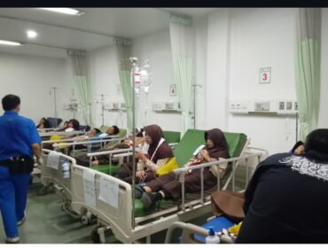 Keracunan makanan MBG belum berhenti, kini 103 siswa SMPN2 Cisarua, Bogor, diangkut ke RS Paru untuk mendapat pengobatan, Rabu 21 Oktober 2026. Foto: ist
