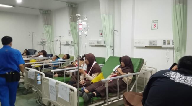 Keracunan makanan MBG belum berhenti, kini 103 siswa SMPN2 Cisarua, Bogor, diangkut ke RS Paru untuk mendapat pengobatan, Rabu 21 Oktober 2026. Foto: ist

