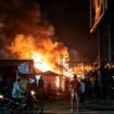 Kebakaran menimpa pasar Cujir, Diwek, Jimbang, Rabu malam, 21 Oktober 2026. Petugas Damkar pun bertugas memadamkan hingga Kamis pagi. Foto: ist
