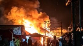 Kebakaran menimpa pasar Cujir, Diwek, Jimbang, Rabu malam, 21 Oktober 2026. Petugas Damkar pun bertugas memadamkan hingga Kamis pagi. Foto: ist