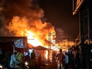 Kebakaran menimpa pasar Cujir, Diwek, Jimbang, Rabu malam, 21 Oktober 2026. Petugas Damkar pun bertugas memadamkan hingga Kamis pagi. Foto: ist