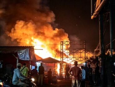 Kebakaran menimpa pasar Cujir, Diwek, Jimbang, Rabu malam, 21 Oktober 2026. Petugas Damkar pun bertugas memadamkan hingga Kamis pagi. Foto: ist