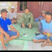 Prajurit TMMD 130 di Jombang menggunakan komunikasi sosial (Komsos) untuk mendekati dan memotivasi warga Klitih, Plandaan, untuk membangun wilayahnya. Foto: diskominfo jombang