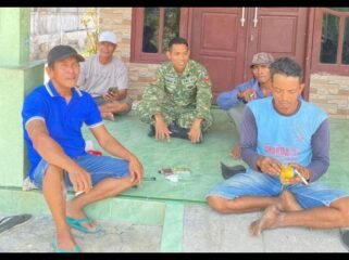 Prajurit TMMD 130 di Jombang menggunakan komunikasi sosial (Komsos) untuk mendekati dan memotivasi warga Klitih, Plandaan, untuk membangun wilayahnya. Foto: diskominfo jombang