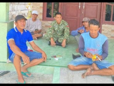 Prajurit TMMD 130 di Jombang menggunakan komunikasi sosial (Komsos) untuk mendekati dan memotivasi warga Klitih, Plandaan, untuk membangun wilayahnya. Foto: diskominfo jombang