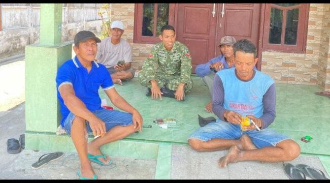 Prajurit TMMD 130 di Jombang menggunakan komunikasi sosial (Komsos) untuk mendekati dan memotivasi warga Klitih, Plandaan, untuk membangun wilayahnya. Foto: diskominfo jombang