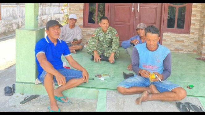 
					Prajurit TMMD 130 di Jombang menggunakan komunikasi sosial (Komsos) untuk mendekati dan memotivasi warga Klitih, Plandaan, untuk membangun wilayahnya. Foto: diskominfo jombang