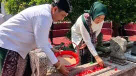 Bupati H Warsubi bersama jajaran pejabat di di lingkugan pemkab Jombang, melakukan ziarah dan nyekar di makam tokoh pendiri Jombang. Instagram@abahwarsubi