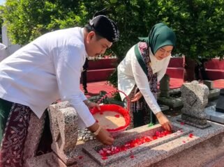 Bupati H Warsubi bersama jajaran pejabat di di lingkugan pemkab Jombang, melakukan ziarah dan nyekar di makam tokoh pendiri Jombang. Instagram@abahwarsubi