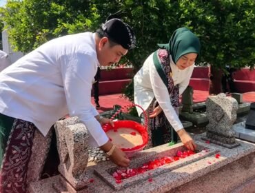Bupati H Warsubi bersama jajaran pejabat di di lingkugan pemkab Jombang, melakukan ziarah dan nyekar di makam tokoh pendiri Jombang. Instagram@abahwarsubi