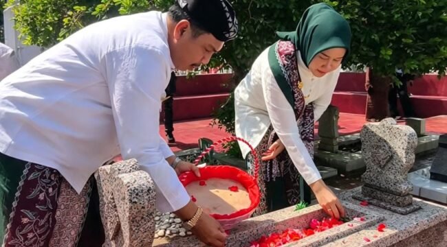 Bupati H Warsubi bersama jajaran pejabat di di lingkugan pemkab Jombang, melakukan ziarah dan nyekar di makam tokoh pendiri Jombang. Instagram@abahwarsubi
