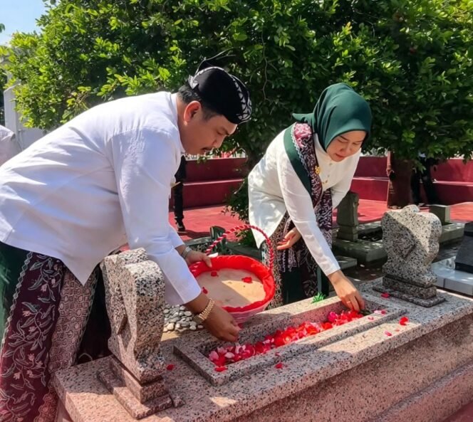 
					Bupati H Warsubi bersama jajaran pejabat di di lingkugan pemkab Jombang, melakukan ziarah dan nyekar di makam tokoh pendiri Jombang. Instagram@abahwarsubi