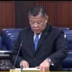 Kalam Salan, saat berdiri menyampaikan pidato sebagian dalam bahsda Jawa, mendesak Presiden Prabowo segera menyelesaikan kebakaran hutan. Foto: ist