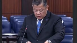 Kalam Salan, saat berdiri menyampaikan pidato sebagian dalam bahsda Jawa, mendesak Presiden Prabowo segera menyelesaikan kebakaran hutan. Foto: ist