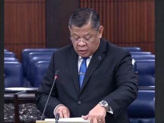Kalam Salan, saat berdiri menyampaikan pidato sebagian dalam bahsda Jawa, mendesak Presiden Prabowo segera menyelesaikan kebakaran hutan. Foto: ist