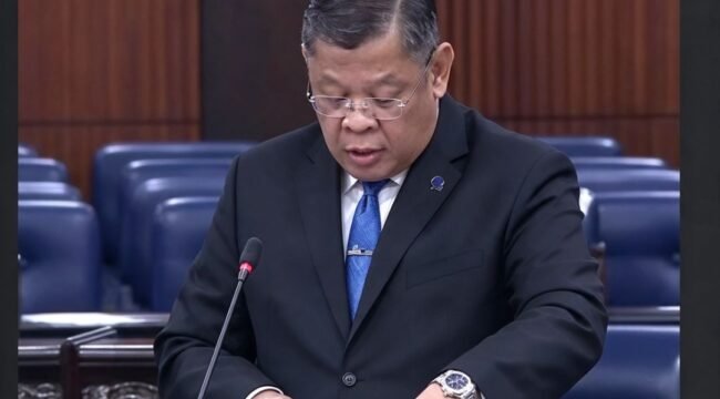 Kalam Salan, saat berdiri menyampaikan pidato sebagian dalam bahsda Jawa, mendesak Presiden Prabowo segera menyelesaikan kebakaran hutan. Foto: ist