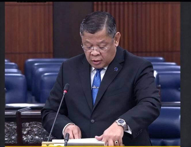 
					Kalam Salan, saat berdiri menyampaikan pidato sebagian dalam bahsda Jawa, mendesak Presiden Prabowo segera menyelesaikan kebakaran hutan. Foto: ist