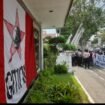 Inilah spanduk bendera GMNI yang ditempelkan pada diding bertuliskan nama dan alamat gedung DPRD Jombang, Kamis, 22 Oktober 2026. Foto: swarajombang.com/ priyo s
