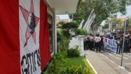 Inilah spanduk bendera GMNI yang ditempelkan pada diding bertuliskan nama dan alamat gedung DPRD Jombang, Kamis, 22 Oktober 2026. Foto: swarajombang.com/ priyo s