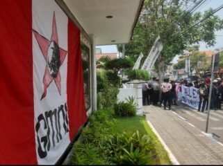 Inilah spanduk bendera GMNI yang ditempelkan pada diding bertuliskan nama dan alamat gedung DPRD Jombang, Kamis, 22 Oktober 2026. Foto: swarajombang.com/ priyo s