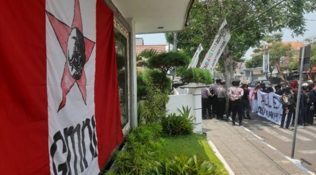 Inilah spanduk bendera GMNI yang ditempelkan pada diding bertuliskan nama dan alamat gedung DPRD Jombang, Kamis, 22 Oktober 2026. Foto: swarajombang.com/ priyo s