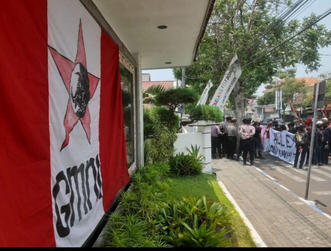 
					Inilah spanduk bendera GMNI yang ditempelkan pada diding bertuliskan nama dan alamat gedung DPRD Jombang, Kamis, 22 Oktober 2026. Foto: swarajombang.com/ priyo s