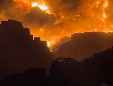 Sebanyak 24 personel dan 6 unit Damkar dikerahkan untuk padamkan kebakaran UD Sumber Makmur di Domas, Trowulan, Mojokerto. Foto: ist
