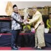 Pemkab Jombang tidak pernah absen menyanjikan hiburan wayang kulit dalam memperingari Hari Jadi 116, 22 Oktober 2025. Gus Wabup Salmanudin serahkan wayang kepada Ki Dalang Bayu Aji. Foto: jombangkab.go.id