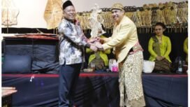 Pemkab Jombang tidak pernah absen menyanjikan hiburan wayang kulit dalam memperingari Hari Jadi 116, 22 Oktober 2025. Gus Wabup Salmanudin serahkan wayang kepada Ki Dalang Bayu Aji. Foto: jombangkab.go.id