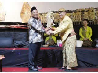 Pemkab Jombang tidak pernah absen menyanjikan hiburan wayang kulit dalam memperingari Hari Jadi 116, 22 Oktober 2025. Gus Wabup Salmanudin serahkan wayang kepada Ki Dalang Bayu Aji. Foto: jombangkab.go.id
