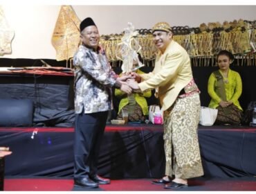 Pemkab Jombang tidak pernah absen menyanjikan hiburan wayang kulit dalam memperingari Hari Jadi 116, 22 Oktober 2025. Gus Wabup Salmanudin serahkan wayang kepada Ki Dalang Bayu Aji. Foto: jombangkab.go.id