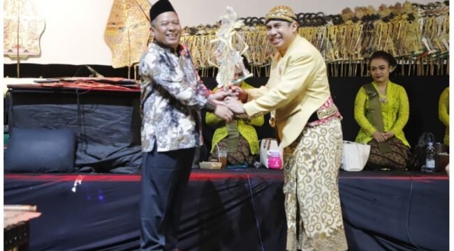 Pemkab Jombang tidak pernah absen menyanjikan hiburan wayang kulit dalam memperingari Hari Jadi 116, 22 Oktober 2025. Gus Wabup Salmanudin serahkan wayang kepada Ki Dalang Bayu Aji. Foto: jombangkab.go.id