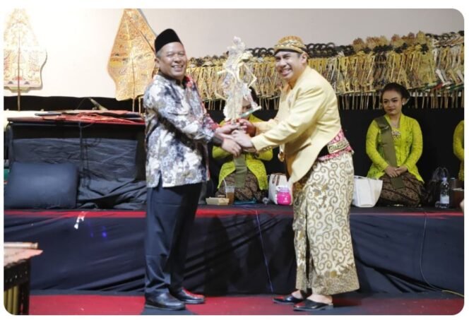 
					Pemkab Jombang tidak pernah absen menyanjikan hiburan wayang kulit dalam memperingari Hari Jadi 116, 22 Oktober 2025. Gus Wabup Salmanudin serahkan wayang kepada Ki Dalang Bayu Aji. Foto: jombangkab.go.id
