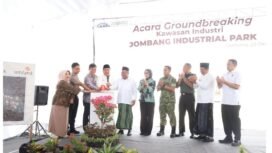 Bupati Jombang H. Warsubi bersama pejabat Forkopimda serta dirut JIP PT. Kawsan Ploso, Wihardi  Hosen, melaksanakan ground breaking di desa Katemas, Kudu, Jumat 23 Oktober 2026. Foto: jombangkap.go.id