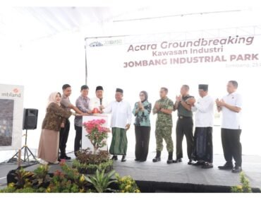 Bupati Jombang H. Warsubi bersama pejabat Forkopimda serta dirut JIP PT. Kawsan Ploso, Wihardi  Hosen, melaksanakan ground breaking di desa Katemas, Kudu, Jumat 23 Oktober 2026. Foto: jombangkap.go.id