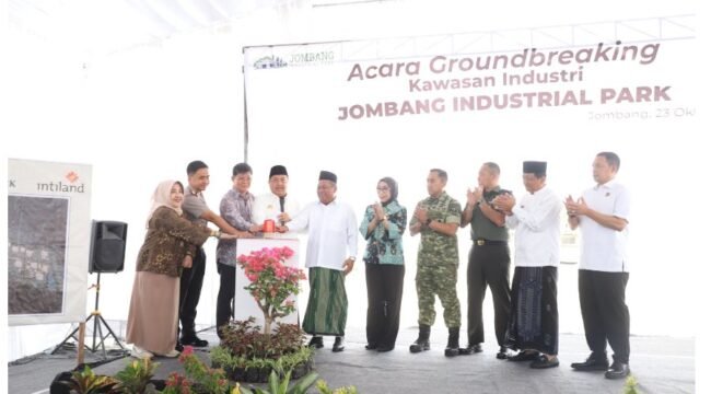 Bupati Jombang H. Warsubi bersama pejabat Forkopimda serta dirut JIP PT. Kawsan Ploso, Wihardi  Hosen, melaksanakan ground breaking di desa Katemas, Kudu, Jumat 23 Oktober 2026. Foto: jombangkap.go.id