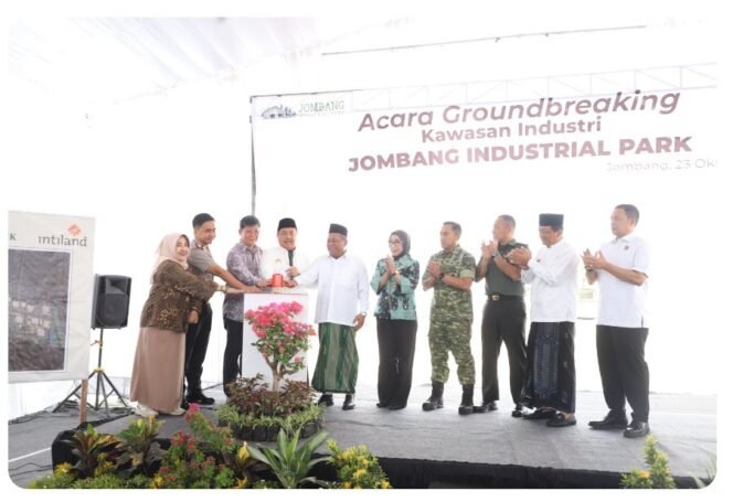 
					Bupati Jombang H. Warsubi bersama pejabat Forkopimda serta dirut JIP PT. Kawsan Ploso, Wihardi  Hosen, melaksanakan ground breaking di desa Katemas, Kudu, Jumat 23 Oktober 2026. Foto: jombangkap.go.id
